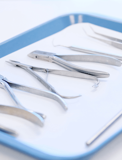 Pinzas y material utilizado para cirugias dentales