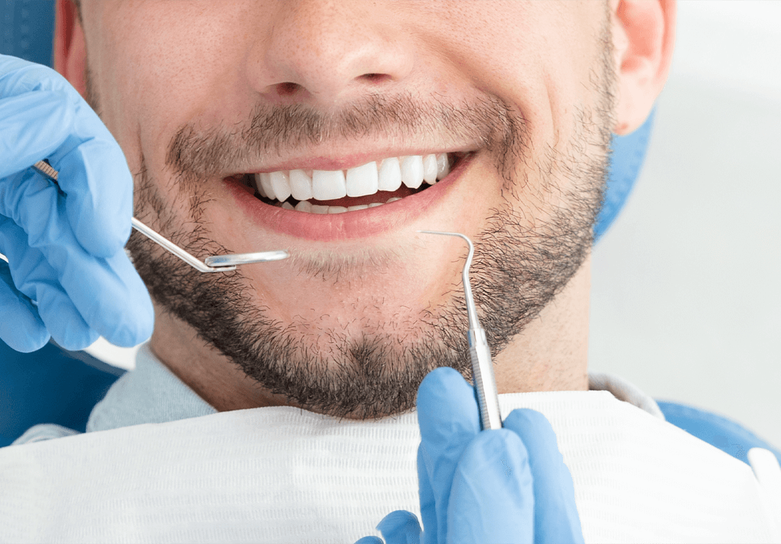 Paciente sonriendo en tratamiento dental