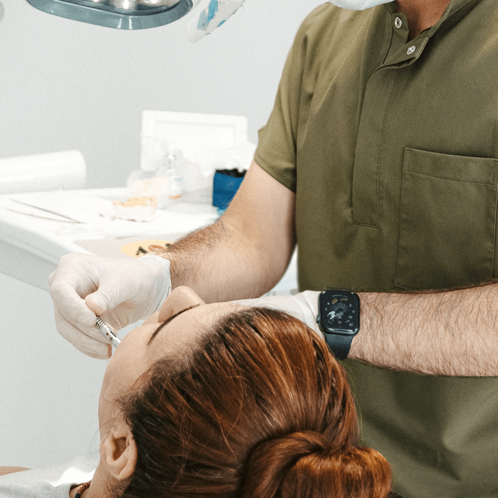 dentista haciendo procedimiento dental en paciente