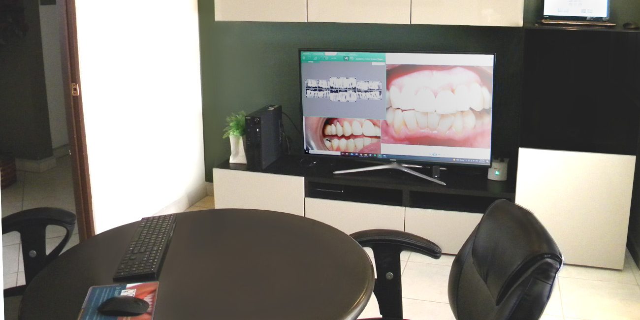 Sala de explicación del tratamiento con pantalla, mesa y sillas